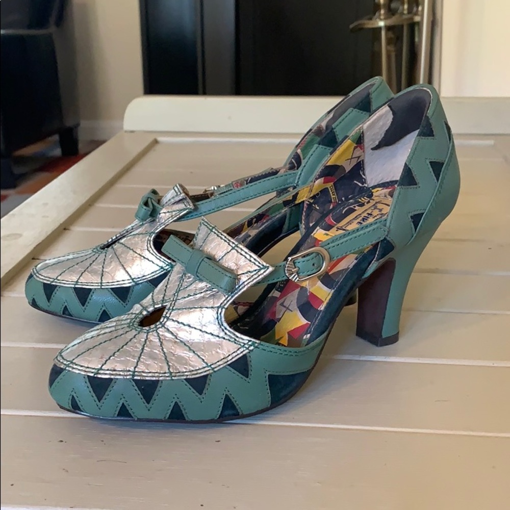 Miss L Fire silver and green retro pumps